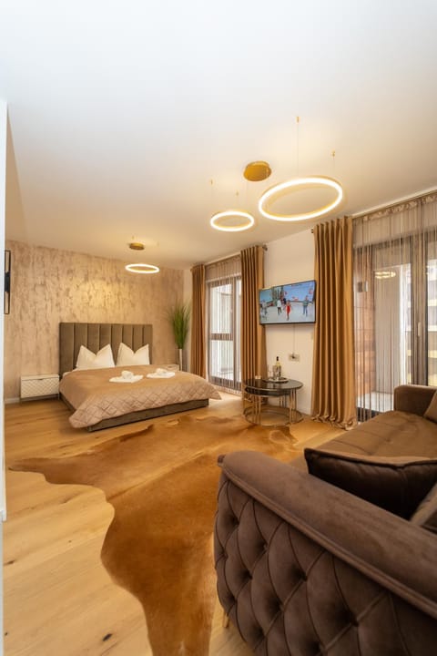 Bed, TV and multimedia, Seating area, Bedroom