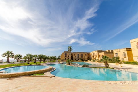 Day, Swimming pool