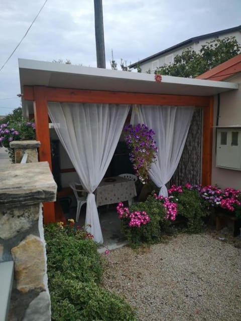 BBQ facilities, Balcony/Terrace, Dining area, Breakfast, Inner courtyard view