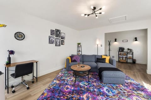 TV and multimedia, Living room, Photo of the whole room, Seating area, air conditioner