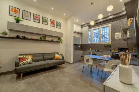 Kitchen or kitchenette, Living room, Seating area, Dining area