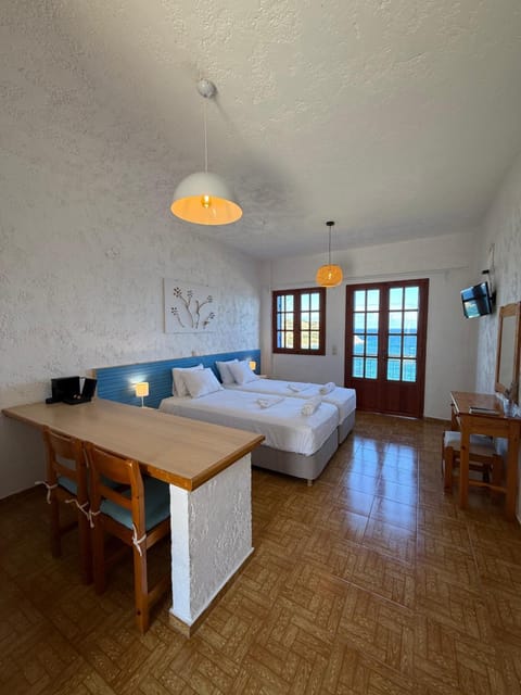 Bed, Photo of the whole room, Dining area, Bedroom