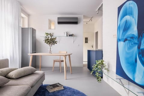 TV and multimedia, Living room, Seating area, air conditioner