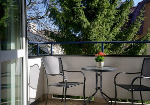 Property building, Facade/entrance, Balcony/Terrace