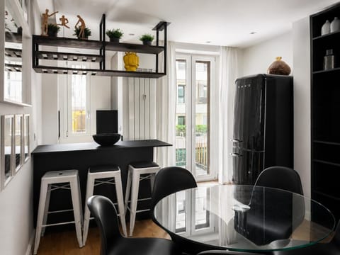 Kitchen or kitchenette, Living room, Seating area, Dining area