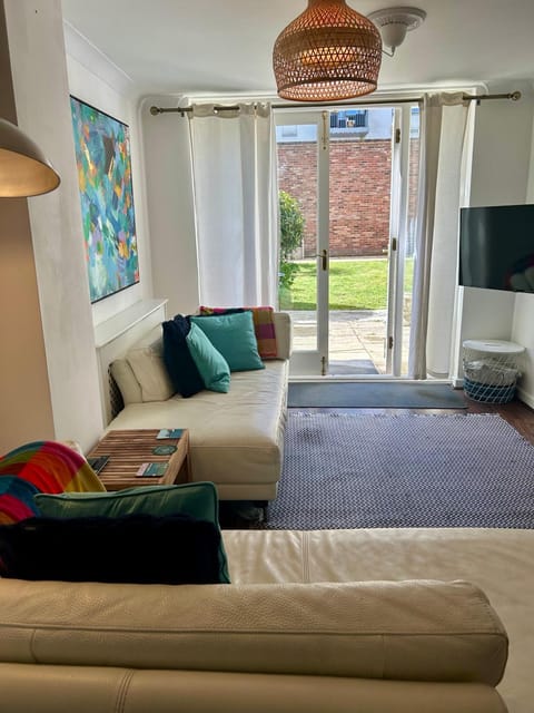 Garden, TV and multimedia, Living room, Seating area