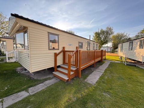 3 Bed Caravan - Side gated decking WiFi Pets Chalet in Towyn