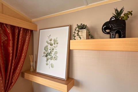 3 Bed Caravan - Side gated decking WiFi Pets Chalet in Towyn