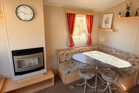 3 Bed Caravan - Side gated decking WiFi Pets Chalet in Towyn