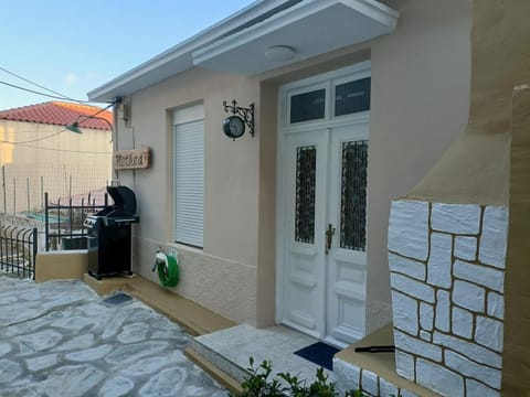 Property building, Patio, Balcony/Terrace