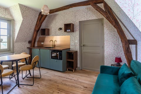 Kitchen or kitchenette, Living room, Seating area, Dining area