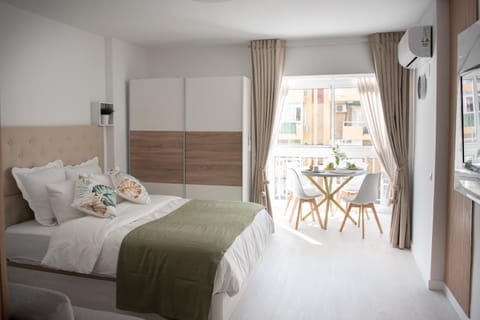 Bed, TV and multimedia, Photo of the whole room, Seating area, Dining area, Bedroom