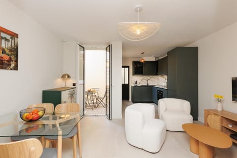 Living room, Seating area, Dining area
