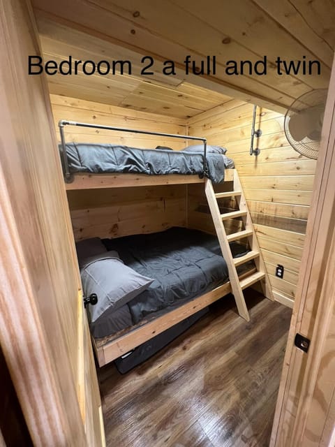 Cabin in the treetops! Cabin in Ohio