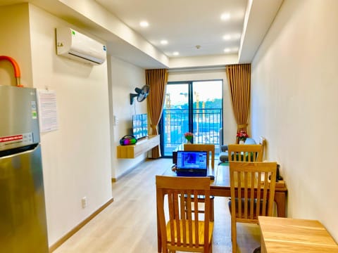 TV and multimedia, Kitchen or kitchenette, Living room, Seating area, Dining area, air conditioner