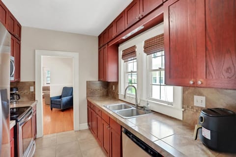 Kitchen or kitchenette, Seating area, dishwasher, oven, pet friendly, stove