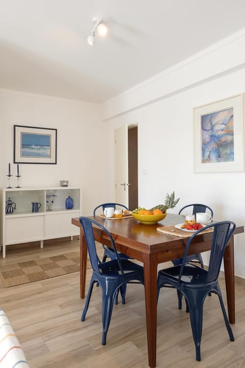 Kitchen or kitchenette, Dining area, stove