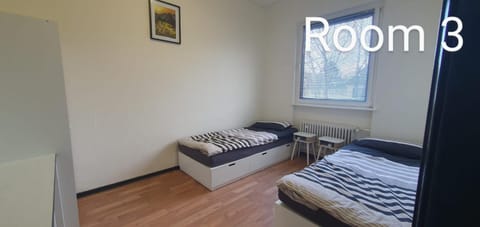 Zimmer 3 von 3 mit Gemeinschaftsbad-Küche, 30min Köln Messe Bahnhof, 5min Leverkusen Bahnhof Zentrum Apartment in Leverkusen