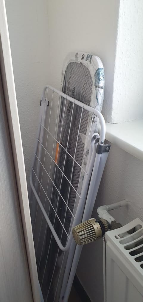 Zimmer 3 von 3 mit Gemeinschaftsbad-Küche, 30min Köln Messe Bahnhof, 5min Leverkusen Bahnhof Zentrum Apartment in Leverkusen