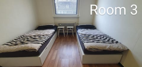 Zimmer 3 von 3 mit Gemeinschaftsbad-Küche, 30min Köln Messe Bahnhof, 5min Leverkusen Bahnhof Zentrum Apartment in Leverkusen