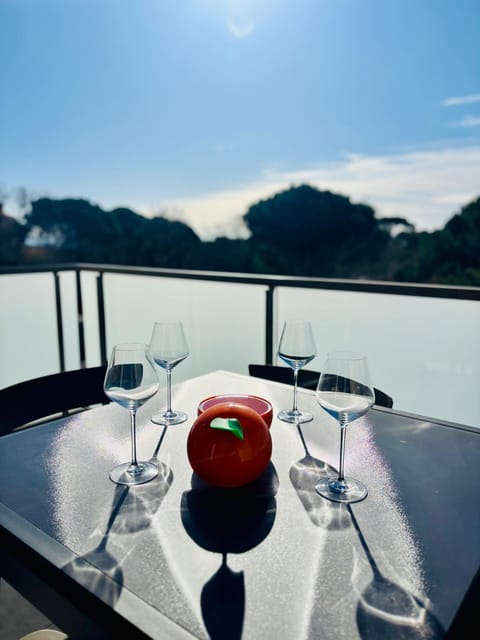 Day, Natural landscape, Balcony/Terrace, Dining area