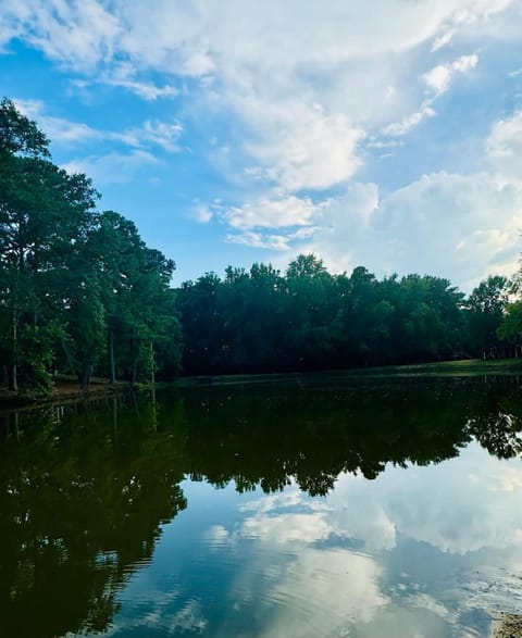 Lakefront Condo - King Bed Full Kitchen House in Auburn