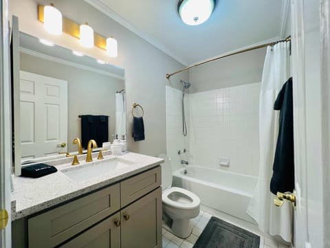 Lakefront Condo - King Bed Full Kitchen House in Auburn