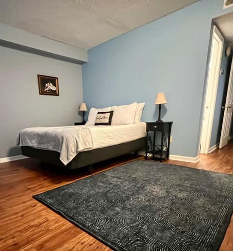 Vet School - Pools Full Kitchen Queen Bed House in Auburn