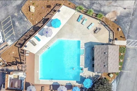 The Cove 39-3 By SDC, Big Deck, Pool, Hot Tub, Lake View, No Stairs Apartment in Indian Point