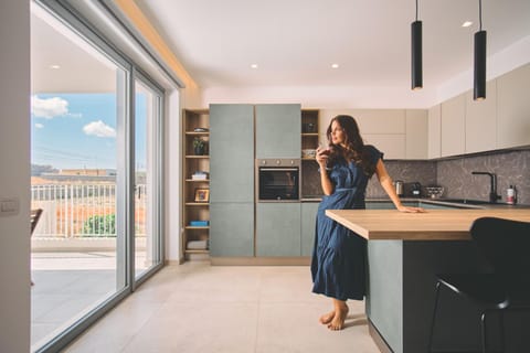 People, Kitchen or kitchenette, Living room, group of guests, dishwasher, minibar, oven, pet friendly, stove