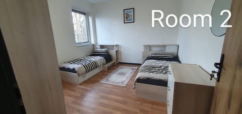 Zimmer 2 von 3 mit Gemeinschaftsbad-Küche, 30min Köln Messe Bahnhof, 5min Leverkusen Bahnhof Zentrum Apartment in Leverkusen