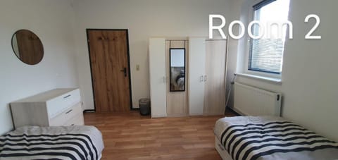 Zimmer 2 von 3 mit Gemeinschaftsbad-Küche, 30min Köln Messe Bahnhof, 5min Leverkusen Bahnhof Zentrum Apartment in Leverkusen