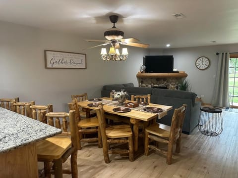 Seating area, Dining area, fireplace