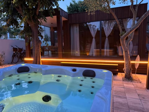 Property building, Patio, Night, Natural landscape, Hot Tub, Balcony/Terrace, Seating area
