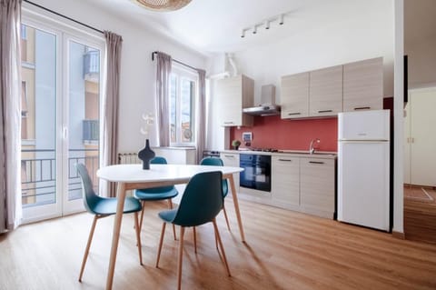 Kitchen or kitchenette, Living room, Seating area, Dining area, oven