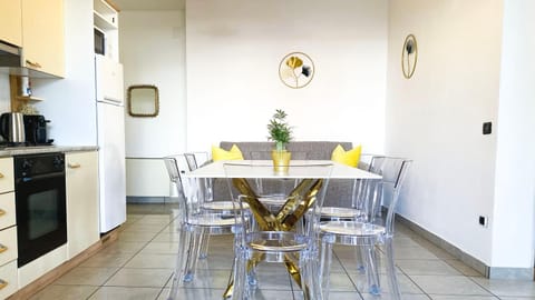 Kitchen or kitchenette, Living room, Seating area, Dining area, oven, stove