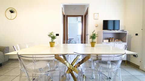 TV and multimedia, Kitchen or kitchenette, Living room, Seating area, Dining area, minibar