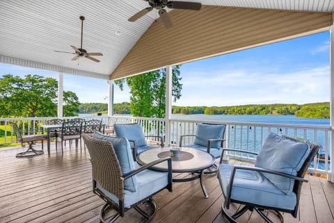 Patio, View (from property/room), Balcony/Terrace, Seating area, Lake view