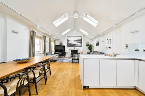 Kitchen or kitchenette, Living room, Seating area, Dining area
