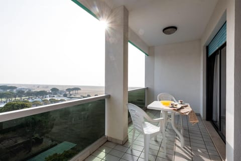 View (from property/room), Balcony/Terrace, Seating area, furniture