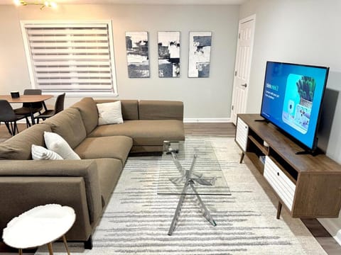 Communal lounge/ TV room, TV and multimedia, Living room, Seating area, Evening entertainment