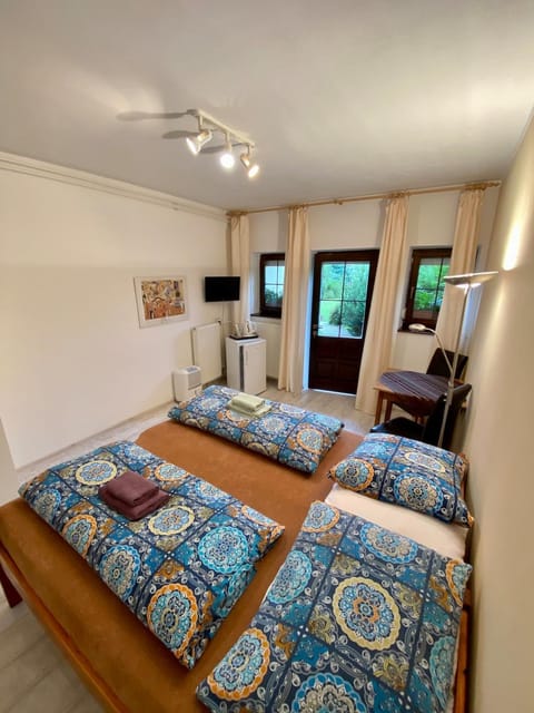 TV and multimedia, Photo of the whole room, Bedroom