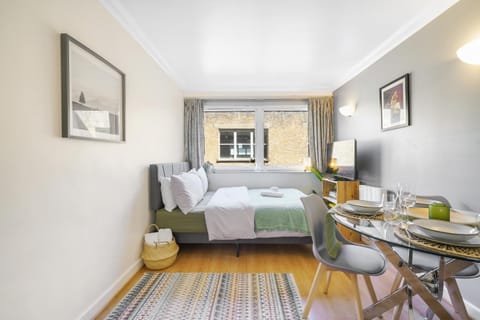 Bed, TV and multimedia, Bedroom