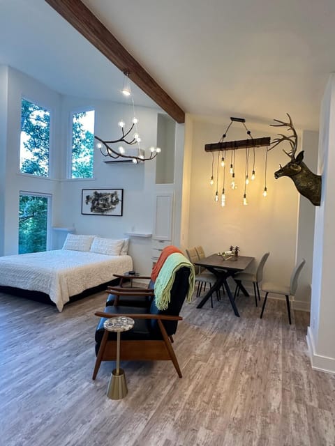 Bed, Living room, Photo of the whole room, Seating area, Dining area, Bedroom