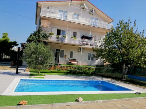 Property building, Day, Garden, Garden view, Pool view, Swimming pool