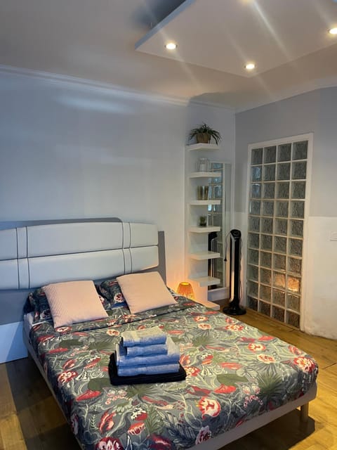 Bed, Bedroom, towels
