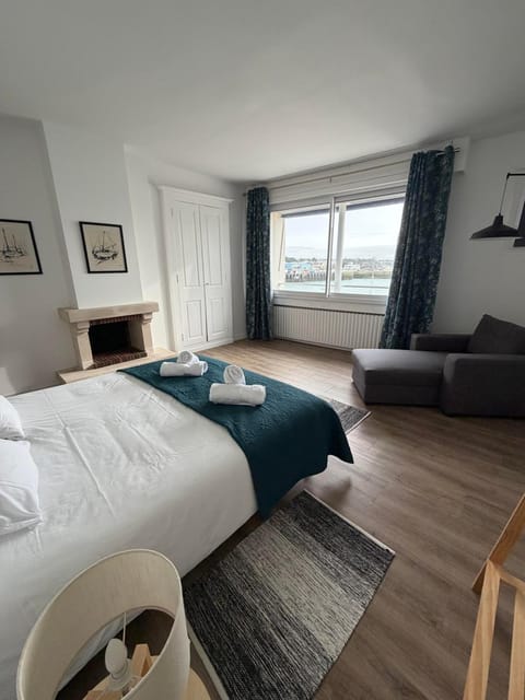 Bed, Photo of the whole room, Bedroom, Sea view, fireplace, towels