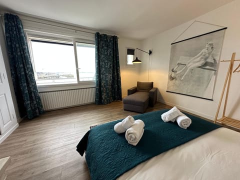 Photo of the whole room, Bedroom, Sea view
