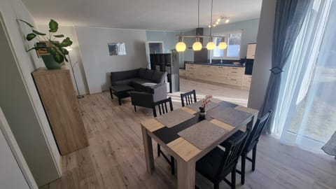 Kitchen or kitchenette, Living room, Seating area, Dining area