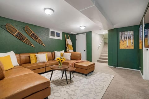 BRAND NEW Classic Fire Pit 2 Kings Pet Friendly House in Arvada